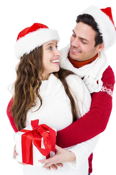 Pareja sosteniendo regalo de Navidad — Foto de Stock