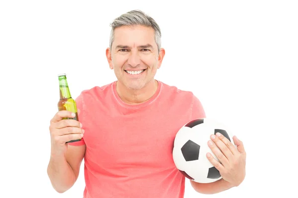 Человек, держащий футбольный мяч и пиво — стоковое фото