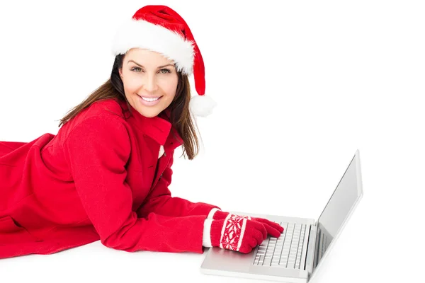 Brunettet lying and  using her laptop — Stock Photo, Image