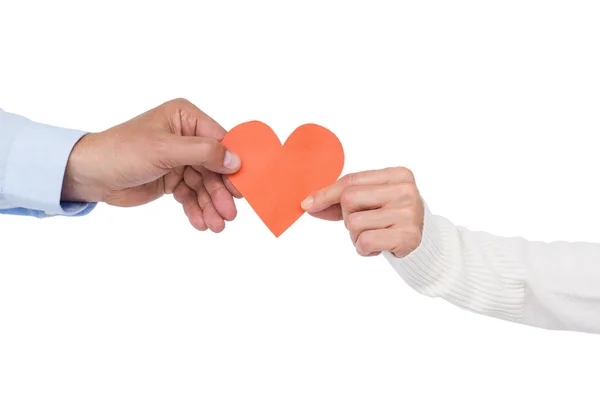 Casal segurando papel coração — Fotografia de Stock