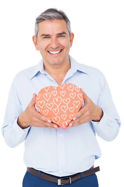 Marido feliz segurando presente — Fotografia de Stock