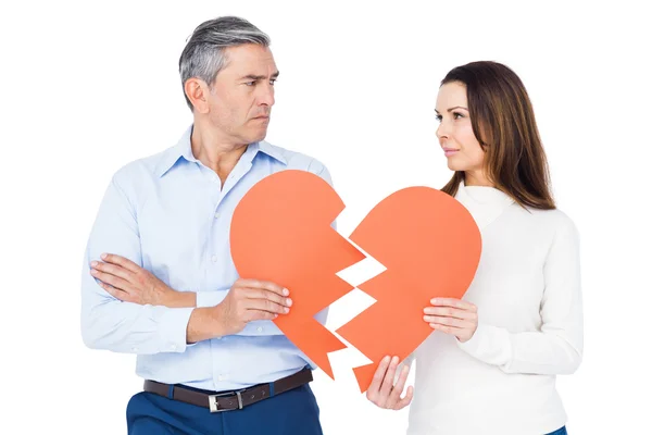 Casal segurando coração quebrado — Fotografia de Stock