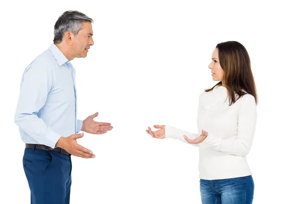 Pareja discutiendo mientras está de pie —  Fotos de Stock