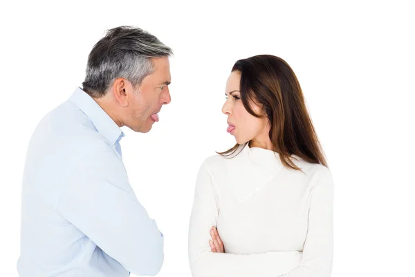 Pareja enojada sobresaliendo lenguas — Foto de Stock