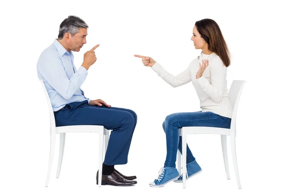 앉아있는 동안 말다툼 하는 커플 — 스톡 사진