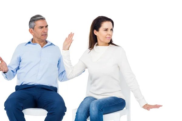 Hombre y mujer discutiendo mientras están sentados — Foto de Stock