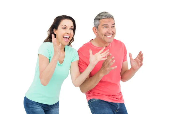 Pareja emocionada animando — Foto de Stock