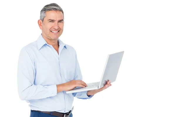 Lächelnder Geschäftsmann tippt auf Laptop — Stockfoto