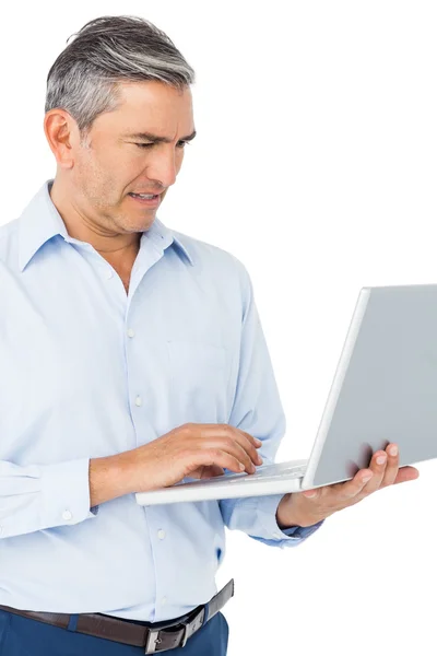 Empresário sorridente digitando no laptop — Fotografia de Stock