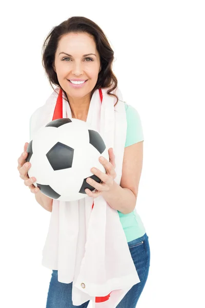 Красивая брюнетка держит футбольный мяч — стоковое фото