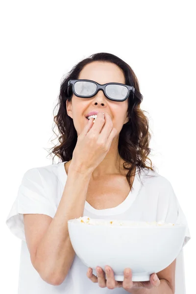 Mooie vrouw eten popcorn — Stockfoto