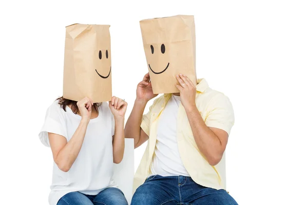 Casal cobrindo rostos com sacos de papel — Fotografia de Stock