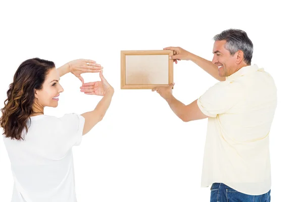 Homem segurando quadro de imagem — Fotografia de Stock