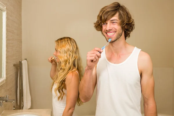 Pareja cepillándose los dientes juntos — Foto de Stock