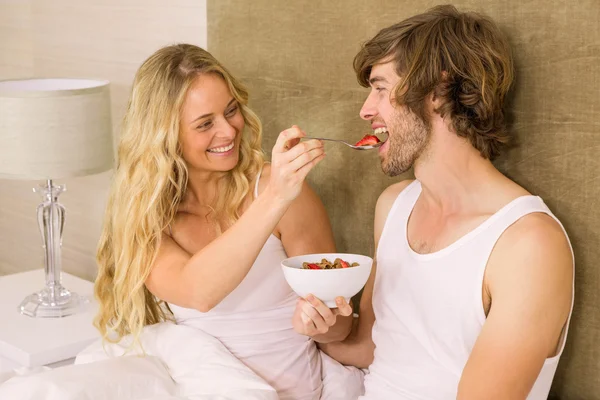 Couple prenant le petit déjeuner — Photo