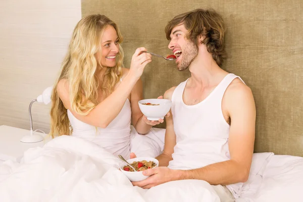 Bonito casal tomando café da manhã na cama — Fotografia de Stock