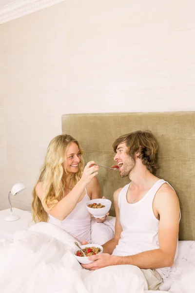 Bonito casal tomando café da manhã — Fotografia de Stock