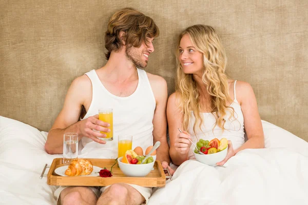 Casal tomando café da manhã — Fotografia de Stock