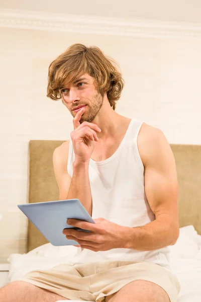 Tablet bilgisayar kullanan yakışıklı adam — Stok fotoğraf