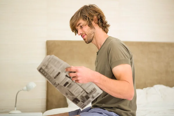 Man läser en tidning — Stockfoto