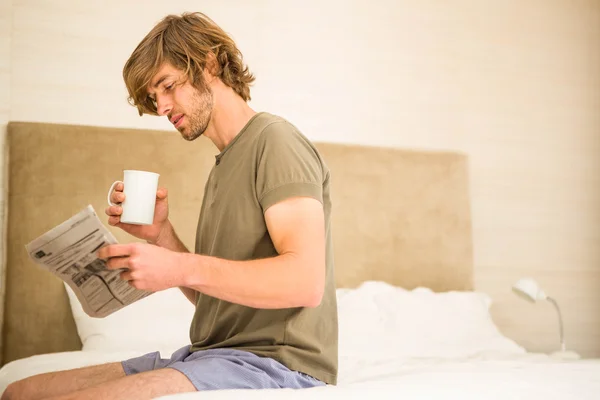 Człowiek, czytania wiadomości i picia kawy — Zdjęcie stockowe