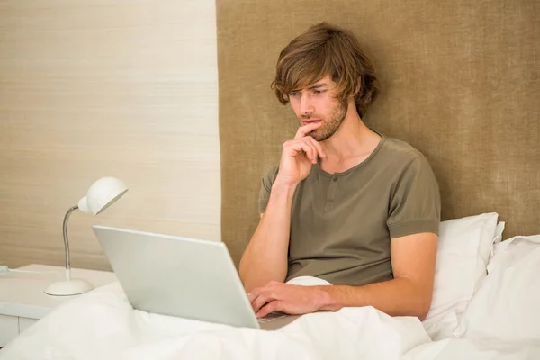 Knappe man met laptop — Stockfoto