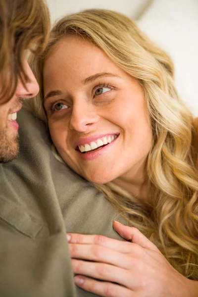 Pareja abrazándose en el dormitorio — Foto de Stock