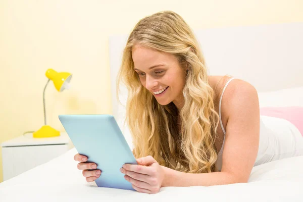 Mooie vrouw met behulp van Tablet PC — Stockfoto