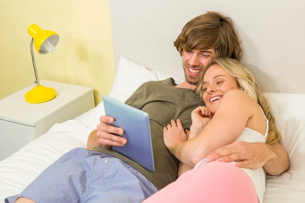 情侣拥抱和使用平板电脑 — 图库照片