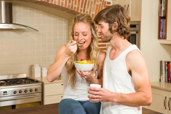 Casal tomando café da manhã na cozinha — Fotografia de Stock