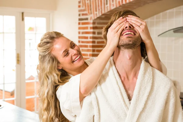 Kvinna som täcker hennes pojkvän ögon — Stockfoto