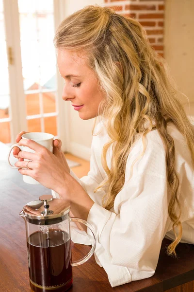 Vacker kvinna med kaffe — Stockfoto