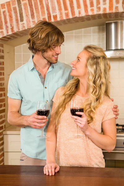 Casal desfrutando de um copo de vinho — Fotografia de Stock