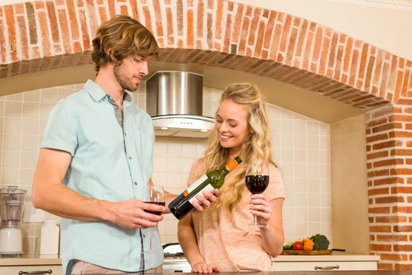Bonito casal desfrutando de um copo de vinho — Fotografia de Stock