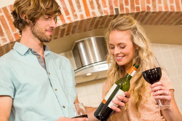 Casal bonito desfrutando de um copo de vinho — Fotografia de Stock