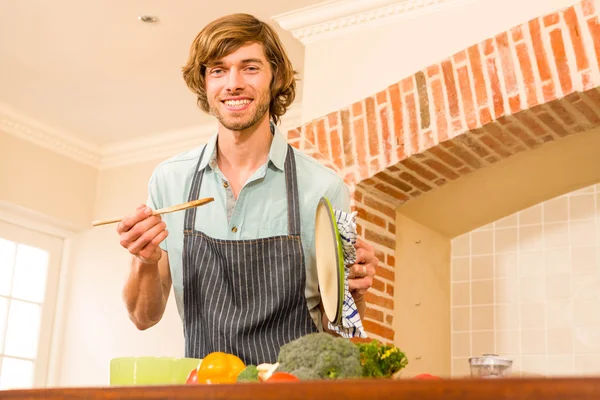 Man tasting the preparation — Stock Photo, Image