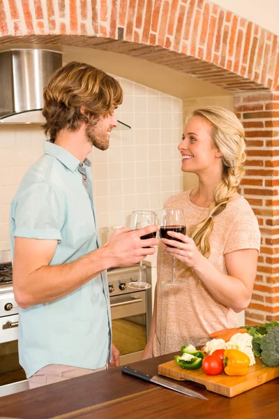 Пара наслаждается бокалами вина — стоковое фото