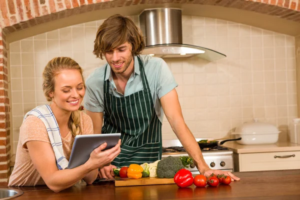 Cute couple slicing vegetables — Stock Photo, Image