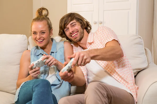 Schattig paar afspelen van video game — Stockfoto