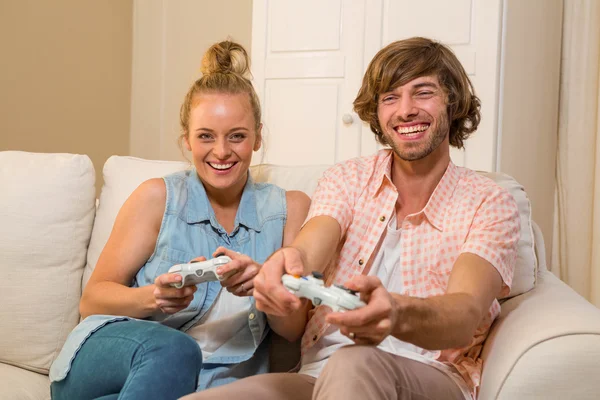 Linda pareja jugando videojuego —  Fotos de Stock