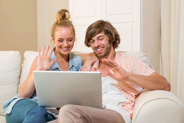 Paar met laptop — Stockfoto