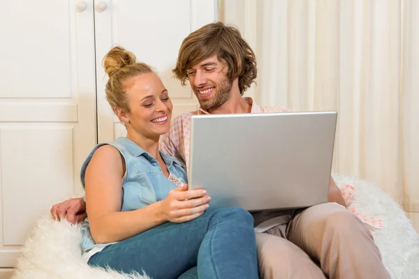Casal usando laptop — Fotografia de Stock