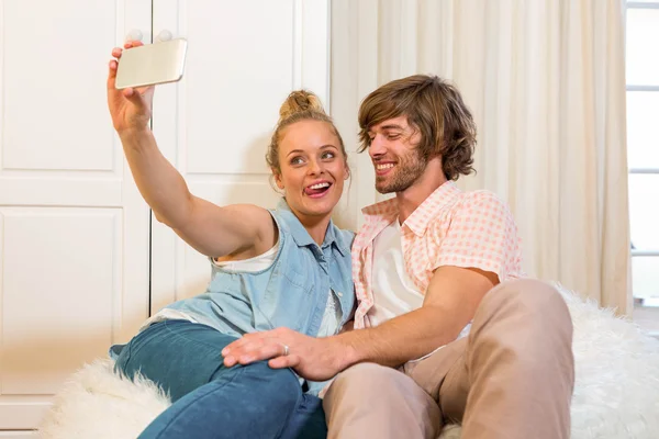 Couple mignon prenant un selfie — Photo