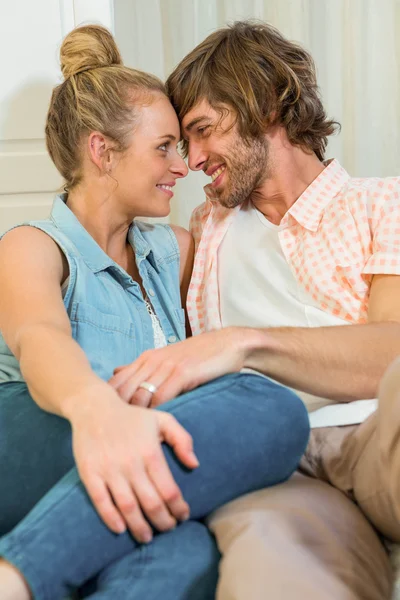 Bonito casal olhando um para o outro — Fotografia de Stock