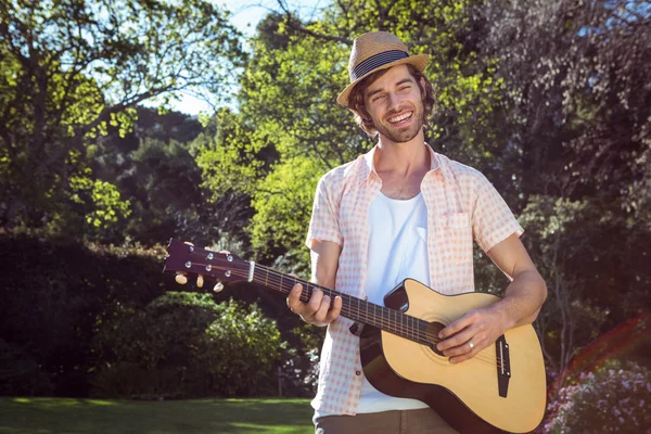 Schöner Mann, der die Gitarre spielt — Stockfoto