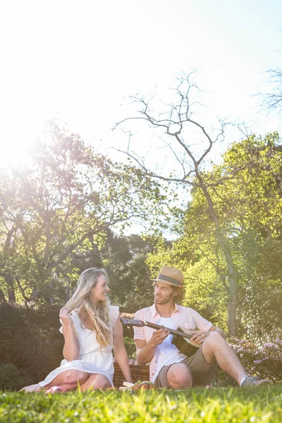 Paar die picknicken — Stockfoto