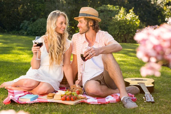 Pareja feliz bebiendo vino tinto —  Fotos de Stock