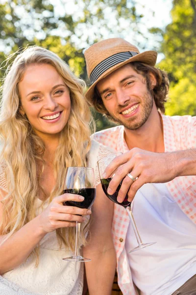 ハッピーカップル赤ワインを飲む — ストック写真