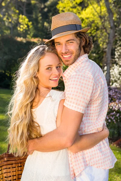 Couple holding a picnic basket — Stock Photo, Image