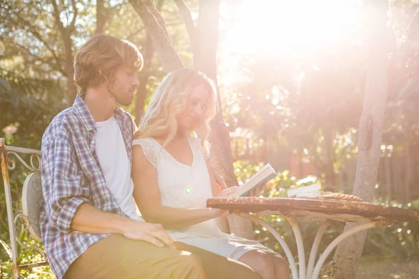 Pareja feliz relajándose en el jardín —  Fotos de Stock